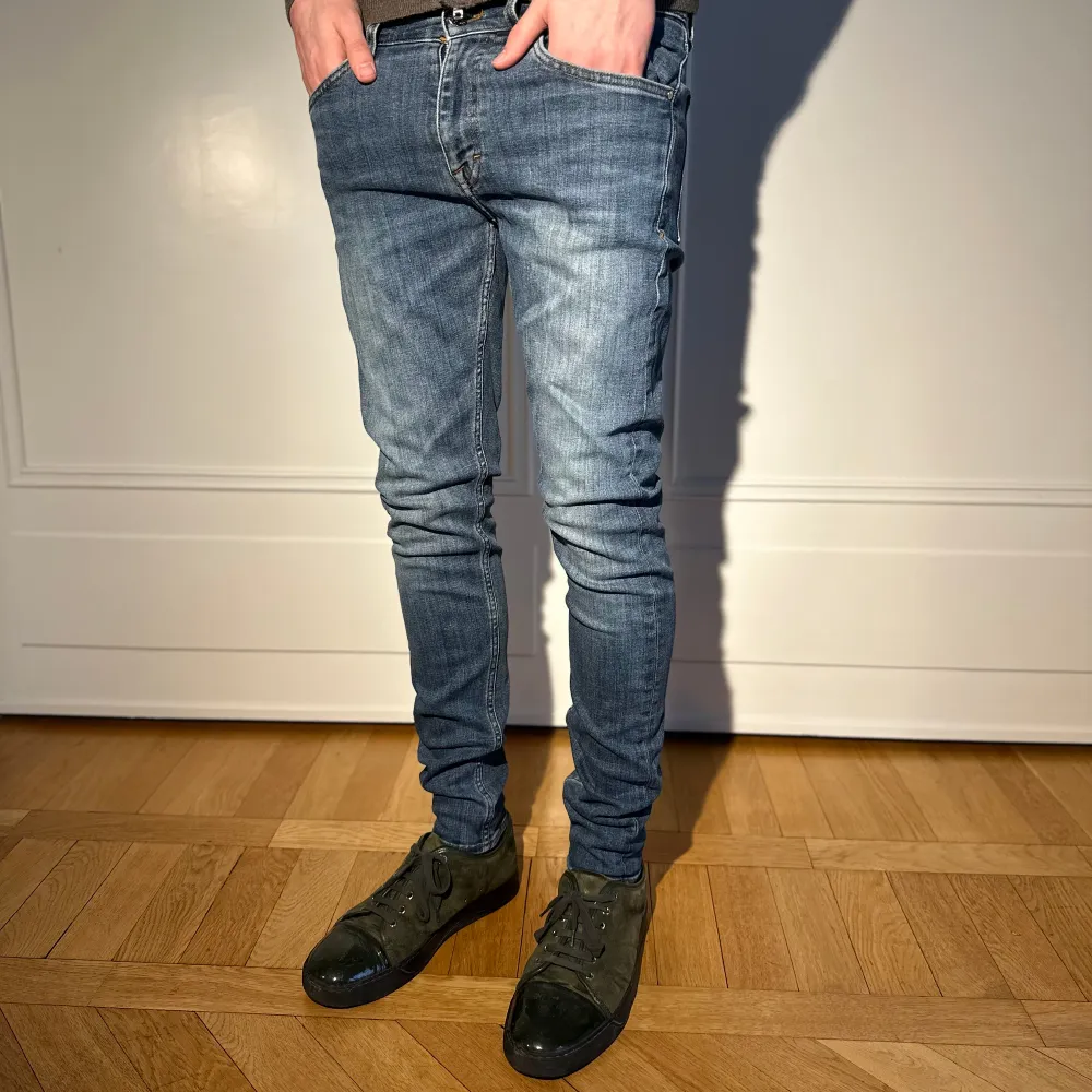 Ett par tiger of sweden jeans i den populära modellen Evolve | färgen är TOP | modellen är 184 och väger 68kg. Jeans & Byxor.