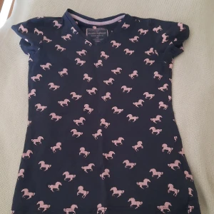 Rid t-shirt - För barn, storlek 140cm. Ganska bra skick, små skrapor på trycket men annars bra kvalitet. Orginalpris var 200kr. 