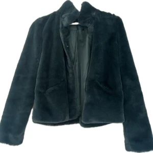 Pälsjacka  - Superfin grön pälsjacka i storlek xs som tyvärr inte kommer till användning längre🌟 jackan är från ONLY och i bra skick 