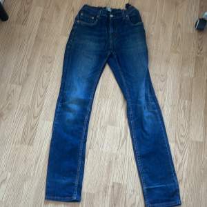Hej, säljer nu ett par Levis jeans som är köpta på rea för 600kr och de är i ett bra skick. De är storlek 16a och säljs för 450kr