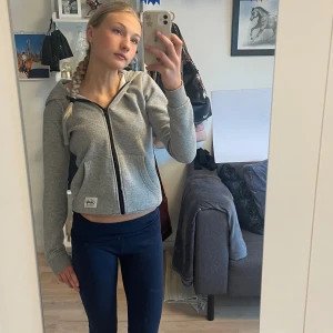 Grå hoodie  - Snygg hoodie, nypris 200kr. Inga defekter🌟 