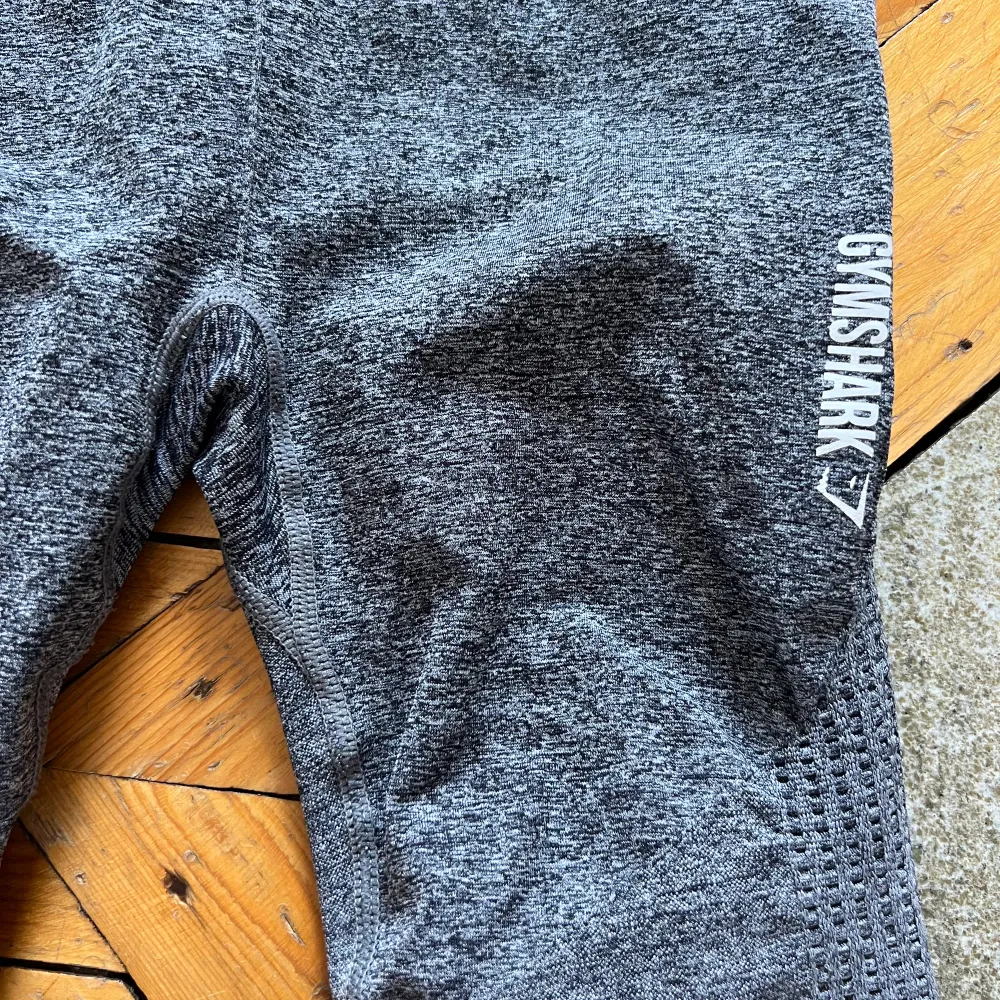 Gråa ombre tights från Gymshark som är från en äldre kollektion. Bra skick men märker vid benslutet är utsuddat och kanske någon/några sprickor på märket vid låret. . Jeans & Byxor.