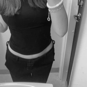 kostymbyxor  - hej! säljer nu mina kostymbyxor ifårn vero Moda! Köpta ungefär för 400kr💕 säljer billigt för att de är ett bränn märke på ena benet (2a fotot) 💕 utsvängda och annars i nyskick!