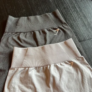 Träningstights från gymshark  - Två stycken träningstights från Gymshark i storlek S. Tightsen har några detaljer och loggan på framsidan, samt längst ner vid benet. Ett pas ljusgrå och ett par antricitgrå. Har använt dem ett fåtal gånger. Säljer båda för 100! 