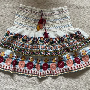 zara kjol  - Säljer min fina och populära kjol från Zara, strl M. Pris kan diskuteras 🥰