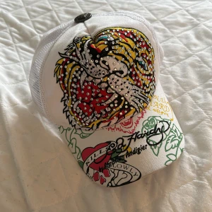 Ed Hardy keps - Fin Ed hardy keps som jag har haft i 1,5 år. Jag är faktiskt osäker på hur äkta den är pga att det va en present från en släkting. Priset kan diskuteras och köparen står för frakt. 📦 