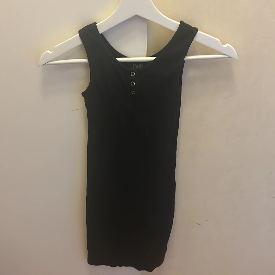 Svart tajt klänning 