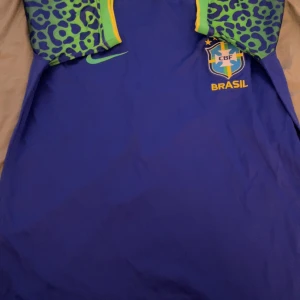 Brasilien Fotbollströja - Bra skick, i princip oanvänd. Storlek L