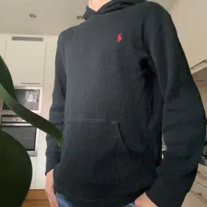 Säljer en svart Polo Ralph Lauren hoodie i bra skick för endast 399