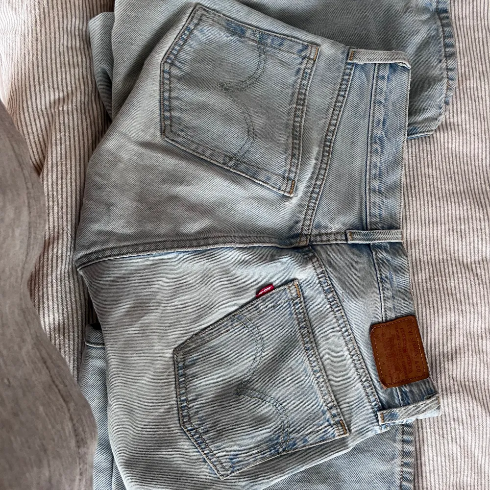 snygga jeans 501, klassiska. Mått W26 L28. De är använda och har några få defekter (skriv privat så skickar jag bild)💞. Jeans & Byxor.