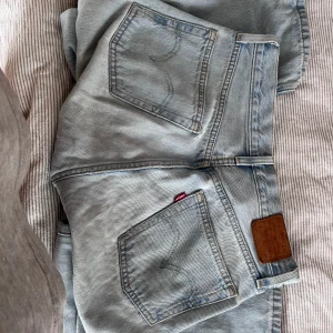 levis 501 - snygga jeans 501, klassiska. Mått W26 L28. De är använda och har några få defekter (skriv privat så skickar jag bild)💞
