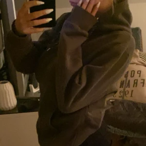 Peak performance - Militärgrön peak performance zip hoodie i bra skick och fin passform. Nyligen köpt och älskar den men behöver ändå sälja av privata skäl. Passar perfekt ihop med cargobyxor! Priset kan diskuteras.