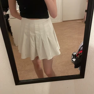 Vit kjol - Köpt på SHEIN, säljer då jag inte använder den