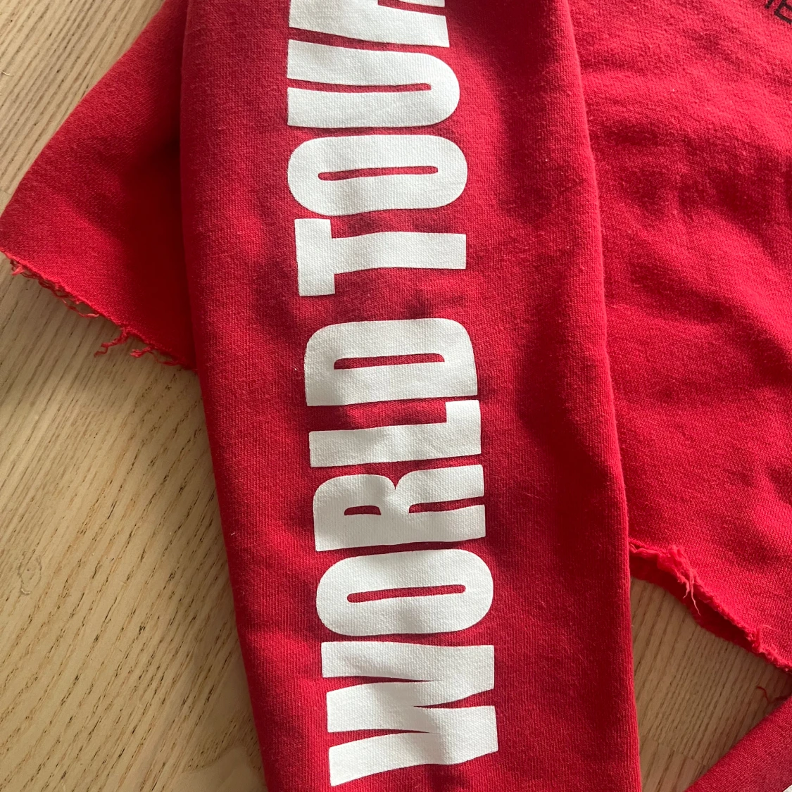 Röd croppad hoodie - 91