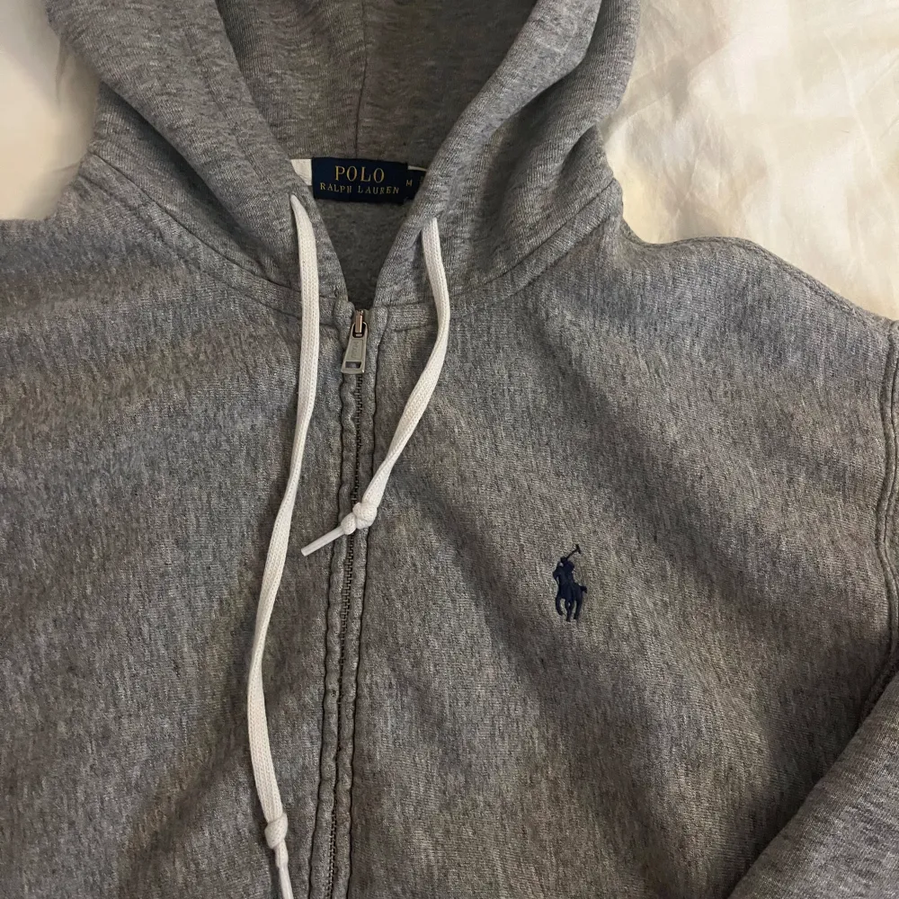 Fin grå hoodie med dragkedja från Ralph Lauren, den är endast använd en gång så den är i nyskick. Storlek M , köptes för 1099kr . Hoodies.