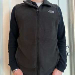 The North Face väst - Mörkgrå The North Face väst i riktigt bra skick!  Storlek L