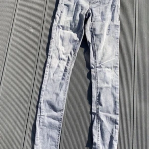 Gråa jeans  - Använda en gång, modellen är skinny jeans 