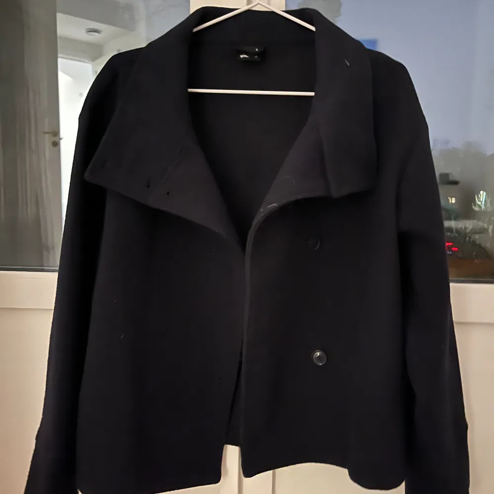 Säljer denna superfina mörkblåa kappan från Gina Tricot. Säljer då jag köpt en ny jacka å denna inte kommer till användning längre💗 Strl S. Jackor.