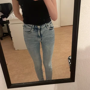 Högmidjade skinnyjeans - Blåa skinnyjeans köpta på h&m, säljer då jag inte använder och de är för korta för mig (är 165)