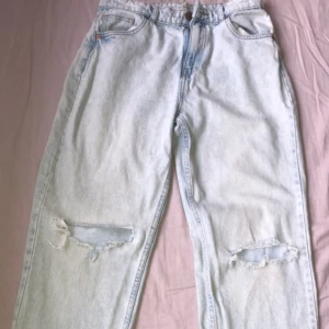 Blå jeans  - Skit snygga jeans från newyorker, högmidjade och raka. Stl L men rekommenderar till någon som har M då dom är väldigt små i storleken. Ordinarie pris 349kr. Säljer dom då dom blivit för små💔