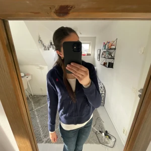Polo Ralph Lauren Zip up hoodie - Jag säljer denna Polo Ralph Lauren hoodien med dragkedja då den är för liten. Den är i barnstolek, 12/14 år, vilket står på lappen. Jag skulle säga att även kan passa till XXS-XS. Kontakta gärna vid intresse innan du trycker på köp nu. Begagnat skick