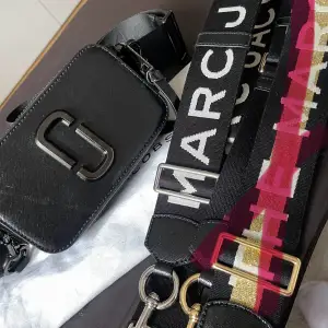 Säljer min Marc Jacobs väska med ett extra band att variera med! Lite små repor som visas på bild 3 