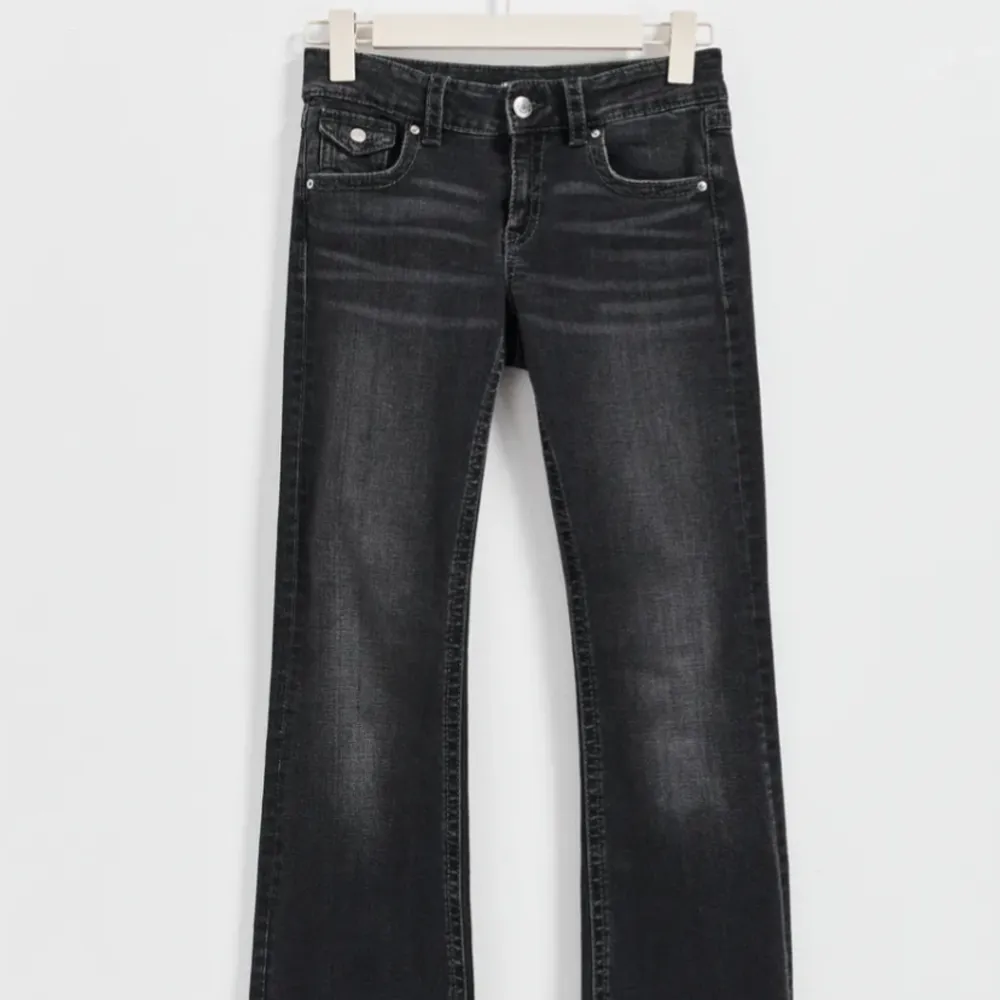 Säljer dessa jättesnygg jeans som inte kommer till användning längre, jag är 160 och dem sitter bra!💘. Jeans & Byxor.