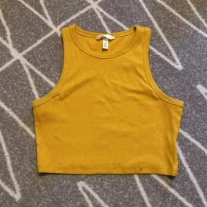 Gul topp - Ett gulligt croppat linne som jag säljer pga garderobsränsning