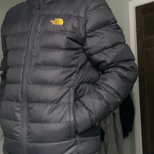 North face jacka - Snygg north face jacka i gott skick utan defekter. Lite tunnare jacka perfekt när de börja bli lite varmare. Pris kan duskuteras. Skriv gärna vid eventuella frågor.