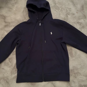 Mörkblå polo kofta perfekt inför våren och sommaren - 9/10 i skick riktigt fin storlek S 