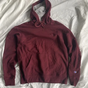 Champion Hoodie (Vinröd) - Storlek M. Bra skick, använd enstaka gånger. 200 + frakt