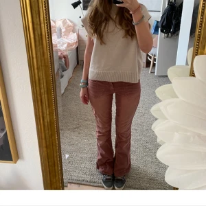 Rosa byxor🎀 - Jättteeeesnygga slutsålda rosa Manchester från Urban outfitters som är perfekt nu till våren men även sommaren🎀🩰💐 Byxorna är i storlek 27W 32L som passar mig som e 165cm köpt för 900kr i jättebra skick och har används fåtalt ggr