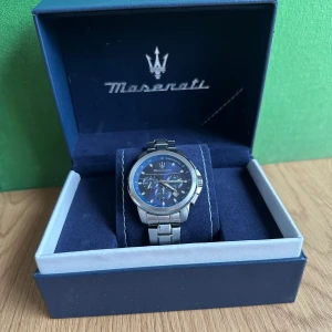 Maserati herr klocka - Nypris 2500 kr, säljs för 750 kr. Bra skick förutom lite små repor, men inget som känns.