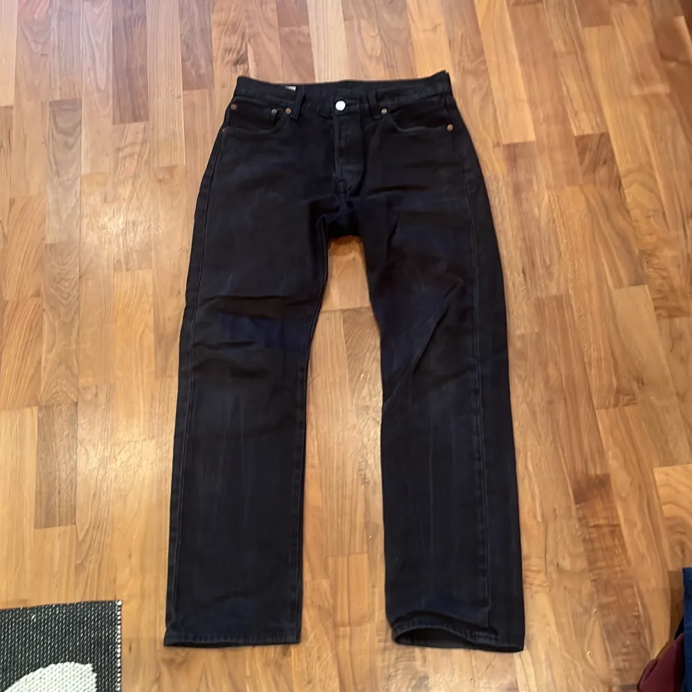 Säljer ett par svarta Levis jeans dom har använts ganska mycket men inte på senaste tiden bra sick inga defekter . Jeans & Byxor.