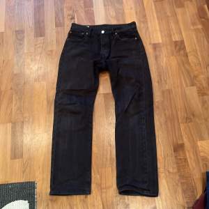 Säljer ett par svarta Levis jeans dom har använts ganska mycket men inte på senaste tiden bra sick inga defekter 