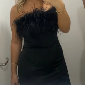 Svart balklänning - Köpt på dressroom linne, använd endast 1 gång. Slit ena sidan