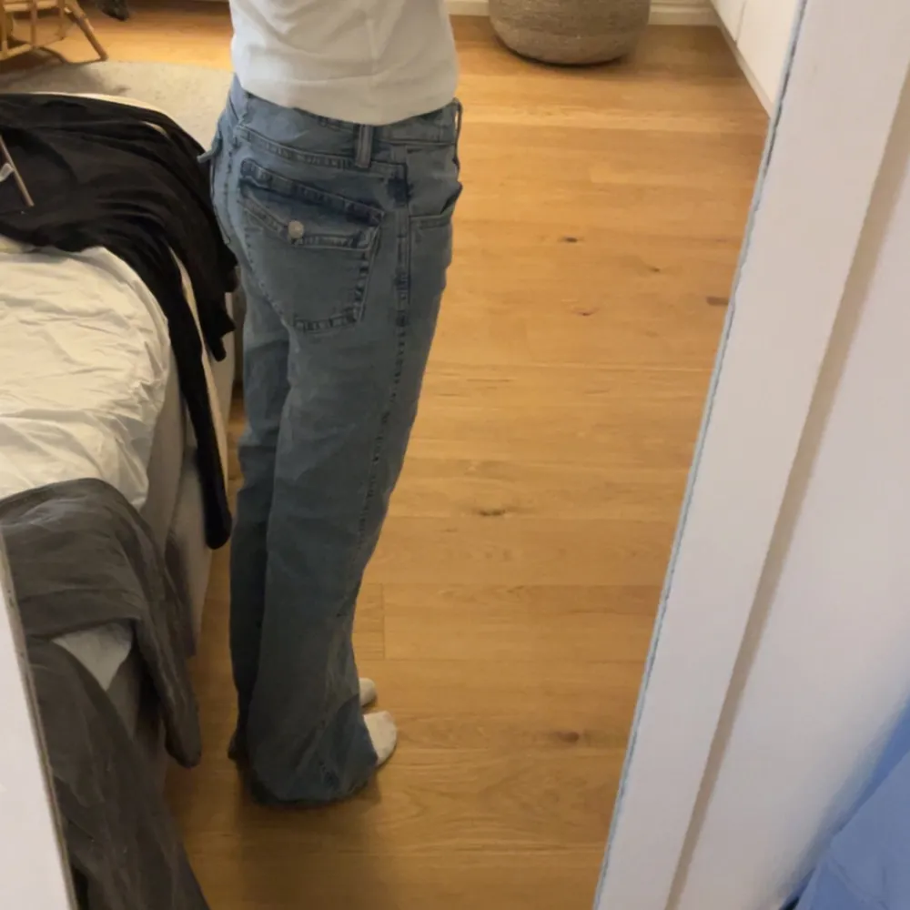 De är för långa för mig och jag är 165 cm lång💖 det är änvända Max 3 gånger.. Jeans & Byxor.