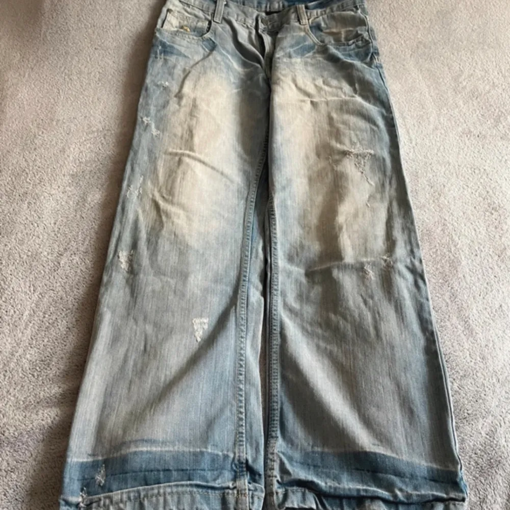 Ett par Baggy southpole jeans i storlek 34 Lite distressed Gylfen trasig. Jeans & Byxor.