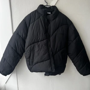 Ny pufferjacka - Svar jacka från reclaimed vintage. Aldrig använd, storlek L, funkar på M om man gillar oversize