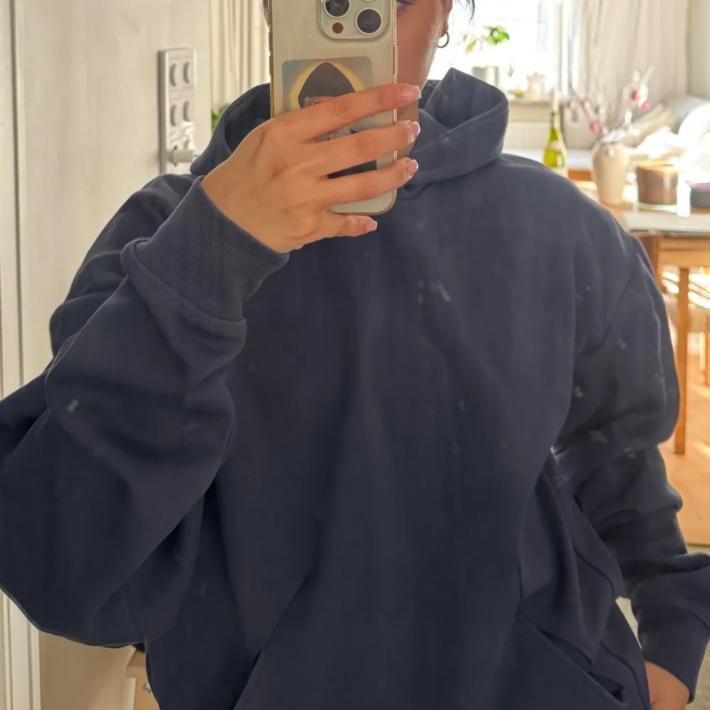 Super snygg hoodie från zara som är aldrig använd. Den är köpt på herr avdelningen men funkar för alla. Den finns inte längre på hemsidan💕. Hoodies.