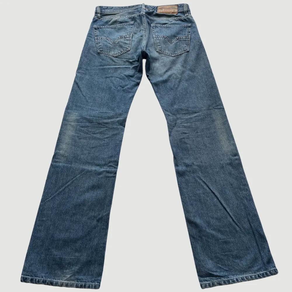 STORLEK: W29 L30. MIDJA RAKT ÖVER: 41 cm. MIDJEHÖJD: 25 cm.. Jeans & Byxor.