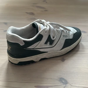 New Balance 550 ”white dark green”  - Storlek 44,5  Använda men har inte använts på ett tag, tvättning av skorna kan begäras av köparen.   Köpta på Merchsweden för 2999kr Bud accepteras