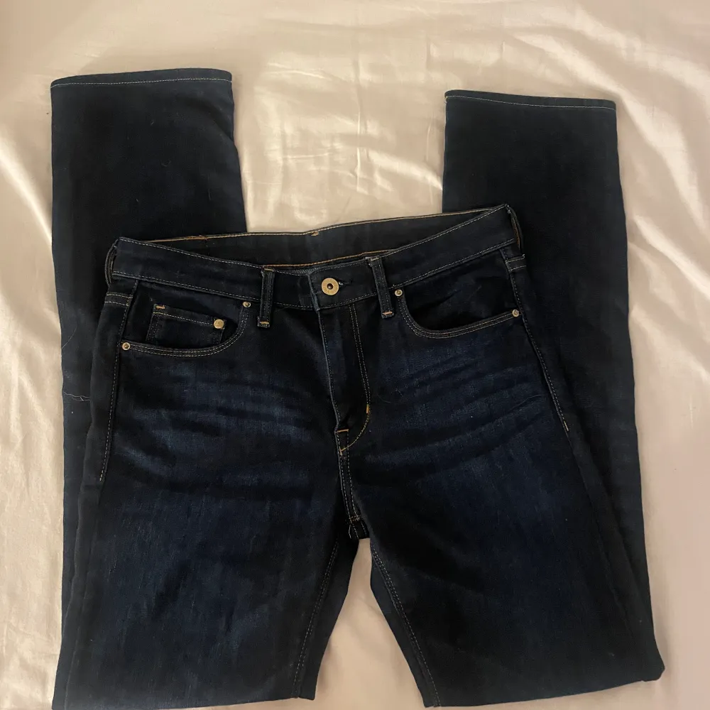 Lågmidjade jeans som tyvärr inte passar mig längre 🤍Skriv för fler bilder 🤍 Innerbenslängden: 76cm🥰 Midjemåttet: 36cm rakt över 🥰. Jeans & Byxor.