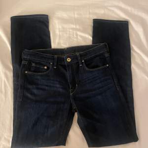 Lågmidjade jeans som tyvärr inte passar mig längre 🤍Skriv för fler bilder 🤍 Innerbenslängden: 76cm🥰 Midjemåttet: 36cm rakt över 🥰