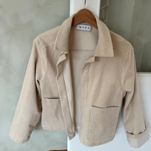 Tunn manchesterjacka - Naturvit/beige jacka i kort rak modell. 