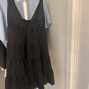 Volangklänning - Jättesöt volangklänning, skriv för fler bilder.