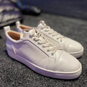 Loubitins  - Säljer mina väl omhändertagen loubitins vita stl 43. Dem är i väldigt bra skick och har endast några små märken som du kan se på första bilden. Med skorna ingår låda ett certifierings kort och lite annat smått. Ej kvitto. Äkta,Hör av dig vid frågor!