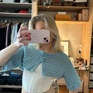 Ljusblå bolero  - Blå stickad bolero som är super söt till en bandeau topp eller linne. Perfekt till sommaren. Knappt använd. Pris går att diskutera vid snabb affär 💕