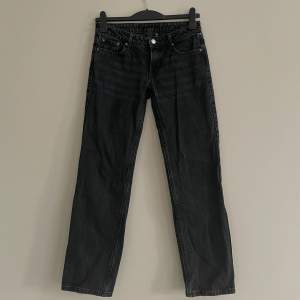 Svarta Arrow Low jeans från Weekday. Dessa jeans är sparsamt använda och i bra skick. Jag säljer då de tyvärr blivit för korta på mig. De har en innerbenslängd på 80cm. Nypris 500kr. Skriv gärna om du vill ha fler bilder eller har några funderingar!☺️