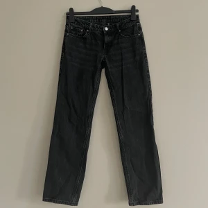 Arrow Low jeans Weekday - Svarta Arrow Low jeans från Weekday. Dessa jeans är sparsamt använda och i bra skick. Jag säljer då de tyvärr blivit för korta på mig. De har en innerbenslängd på 80cm. Nypris 500kr. Skriv gärna om du vill ha fler bilder eller har några funderingar!☺️